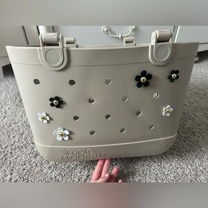 Simple modern tote